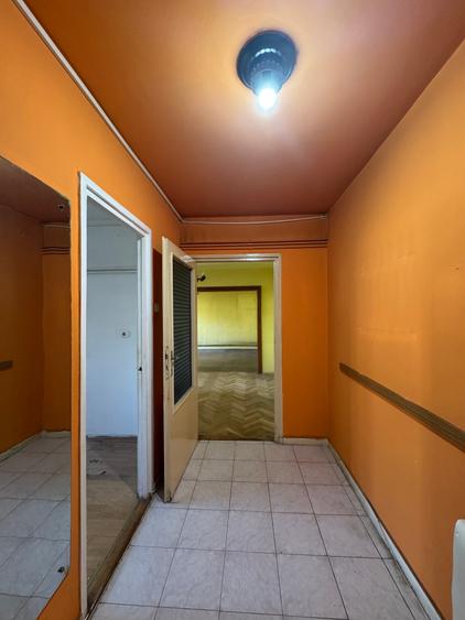 Apartament cu 4 camere semidecomandat în Punctele Cardinale