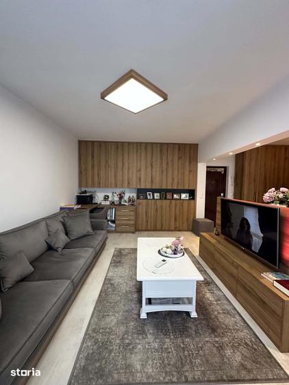 Apartament cu 4 camere decomandat în Micro 16