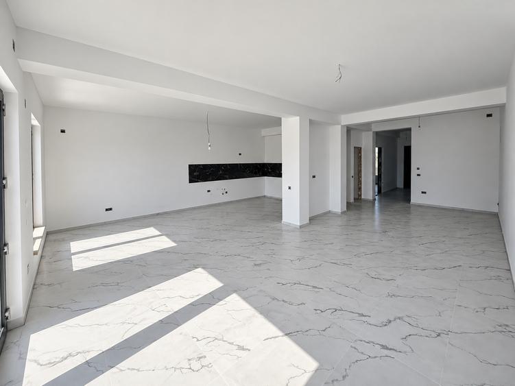 Casă cu 5 camere cu Canalizare în Tunari