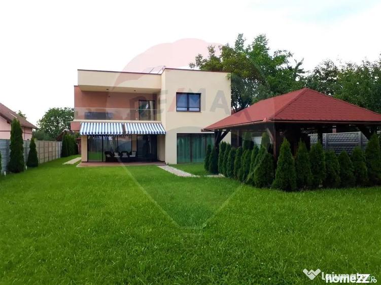 Casă cu 7 camere cu Teren 1071 Mp în Central