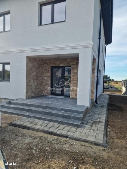 Casă cu 4 camere cu Teren 300 Mp în Central