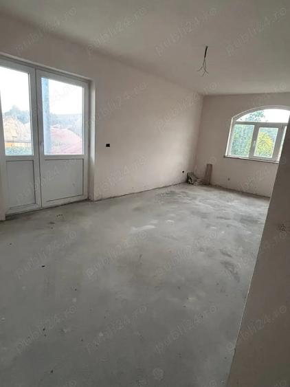 Casă cu 6 camere cu Teren 1100 Mp în Traian