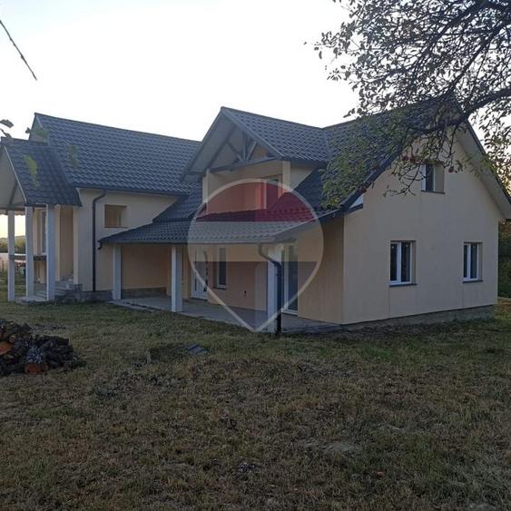 Casă individuală cu 5 camere cu Teren 1850 Mp în Ciocotiș