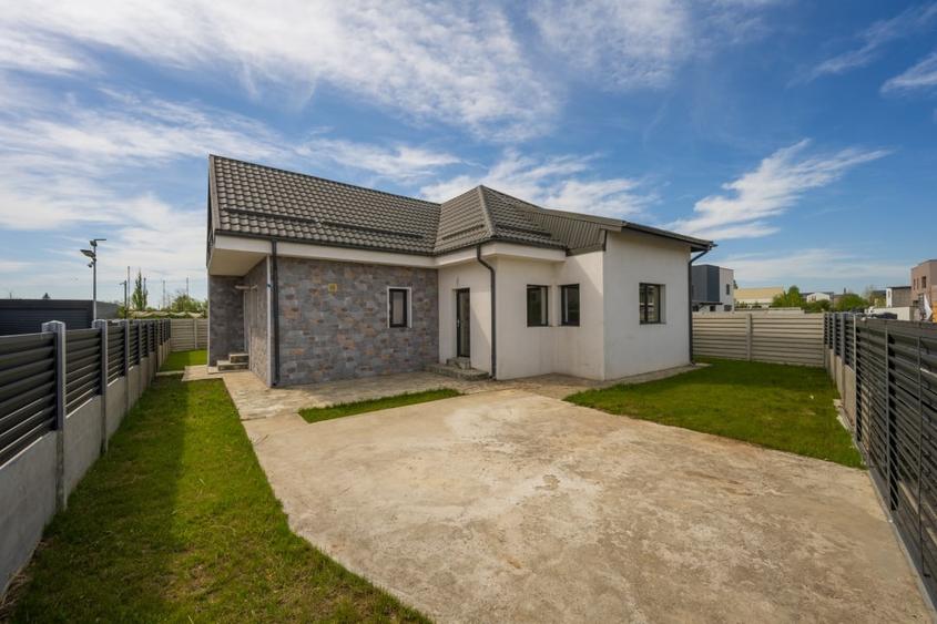 Casă individuală cu 8 camere cu Canalizare în Domnești