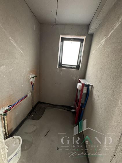 Apartament cu 3 camere semidecomandat în Andrei Mureșanu