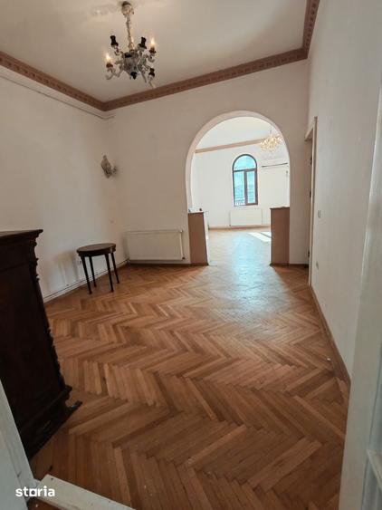 Apartament cu 5 camere în Moșilor