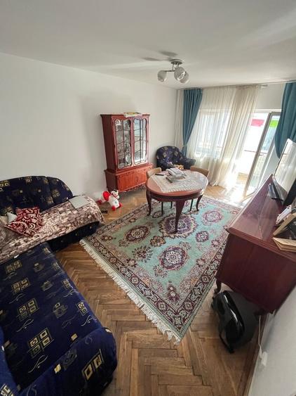 Apartament cu 4 camere decomandat, mobilat în Trocadero