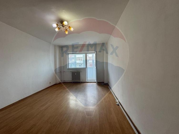 Apartament cu 3 camere decomandat în Drumul Taberei