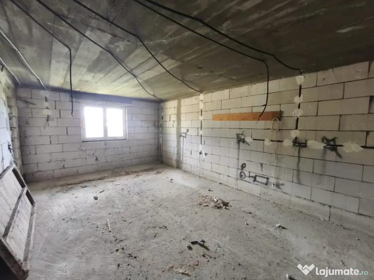 Casă cu 2 camere cu Teren 4400 Mp în Central
