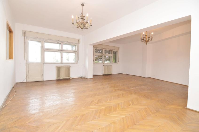 Apartament cu 4 camere semidecomandat în Cișmigiu