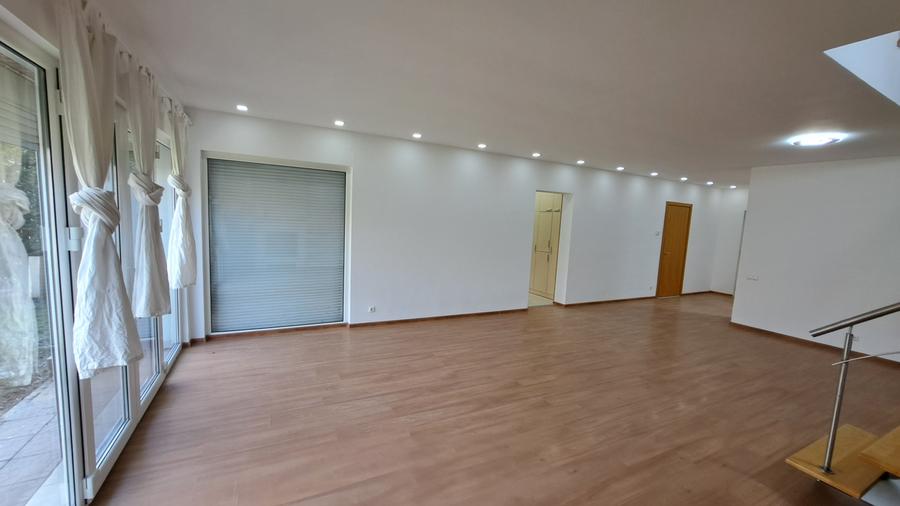 Casă cu 6 camere cu Piscina în Central