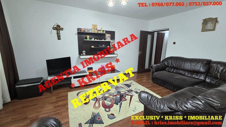 Apartament cu 3 camere semidecomandat în Banat