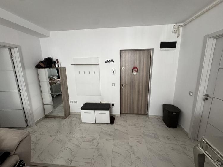 Apartament cu 2 camere semidecomandat în Roșu