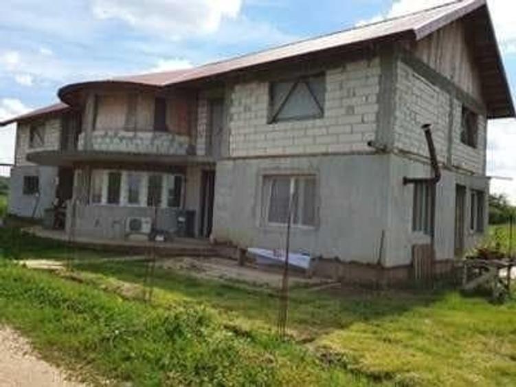 Casă individuală cu 8 camere cu Teren 928 Mp în Țegheș