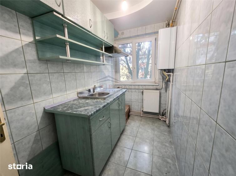 Apartament cu 3 camere nedecomandat în George Enescu