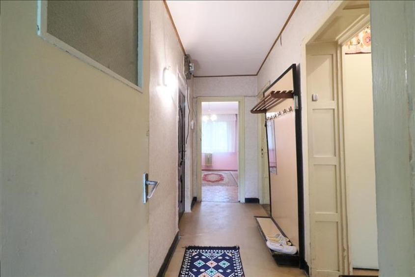 Apartament cu 3 camere decomandat în Podu Roș