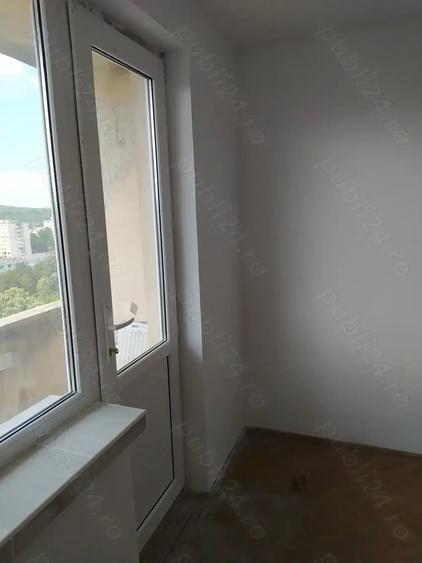 Apartament cu 3 camere semidecomandat în Onești