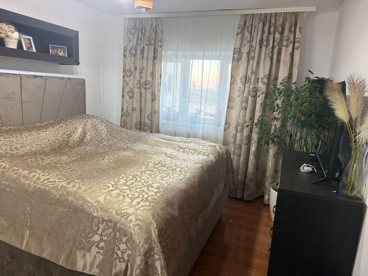Apartament cu 3 camere decomandat, mobilat în Micro 5