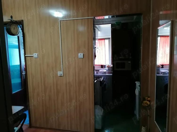 Apartament cu 3 camere semidecomandat în Micro 17