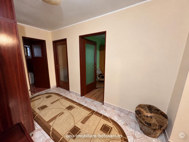 Apartament cu 3 camere decomandat în Central