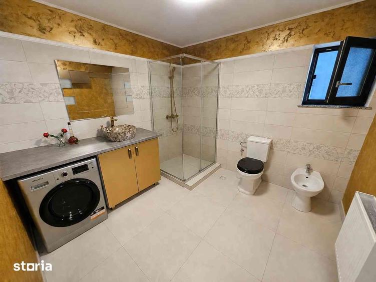 Casă cu 5 camere decomandat cu Teren 520 Mp în Malu Mare