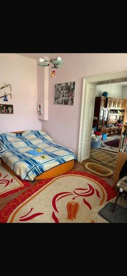 Casă cu 8 camere cu Teren 1200 Mp în Florilor