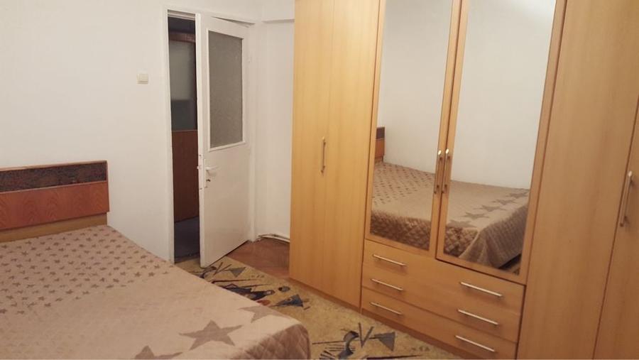 Apartament cu 3 camere semidecomandat în Podu Roș