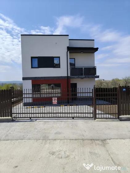 Casă cu 4 camere cu Teren 480 Mp în Bârnova