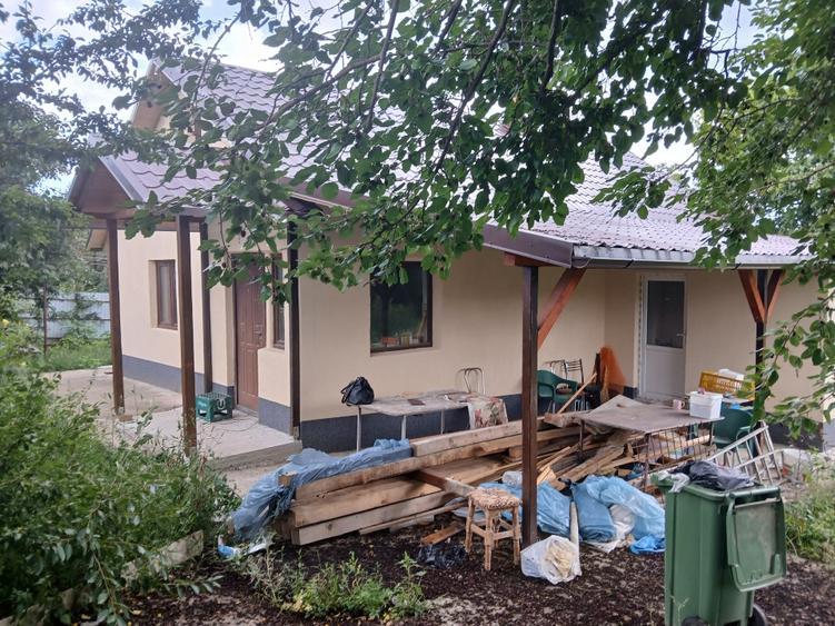 Casă individuală cu 2 camere cu Teren 2500 Mp în Brițcani