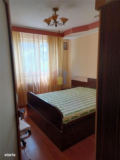 Apartament cu 3 camere semidecomandat în Calea Galați