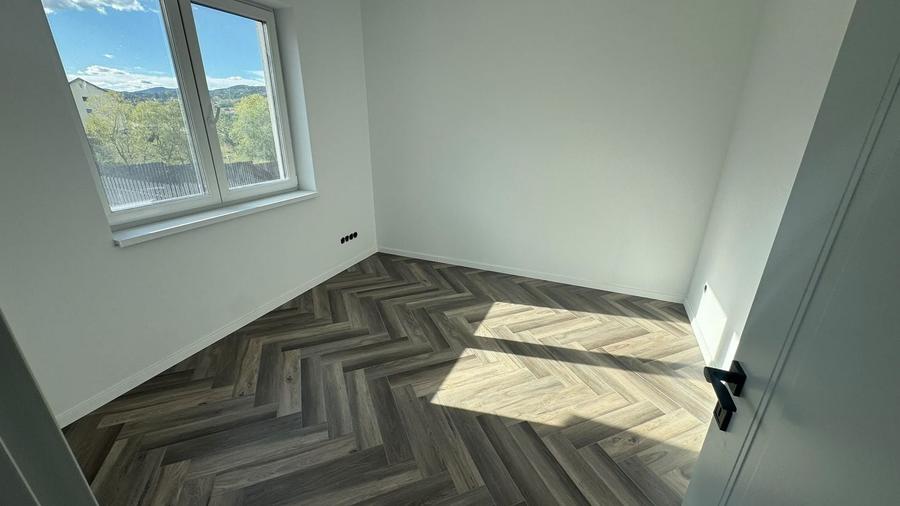 Casă individuală cu 5 camere cu Canalizare în Central