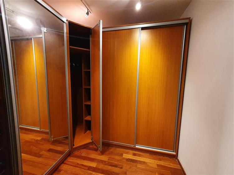 Apartament cu 4 camere semidecomandat, mobilat în Băneasa