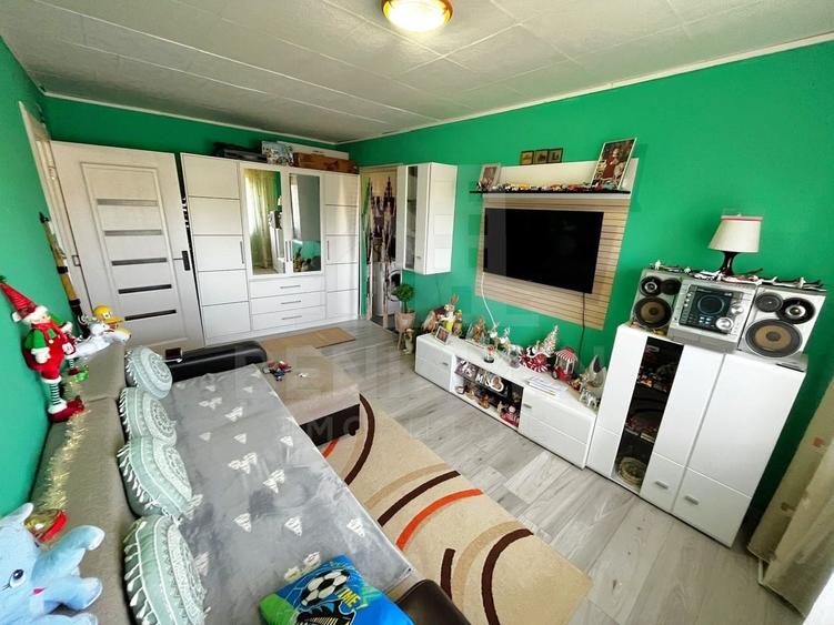 Apartament cu 3 camere semidecomandat, mobilat în 1 Mai