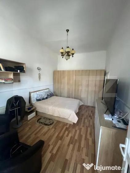 Casă cu 8 camere cu Teren 1000 Mp în Central