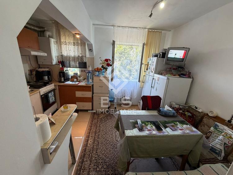 Apartament de vanzare 3 camere - zona Decebal - 2