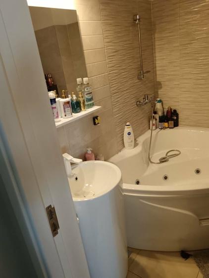 Apartament cu 2 camere decomandat în Peco