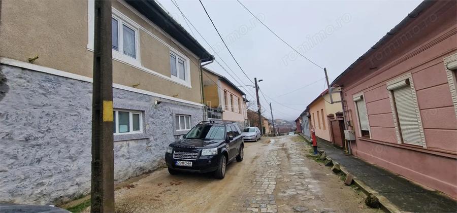 Casă cu 6 camere cu Teren 500 Mp în Muncitoresc