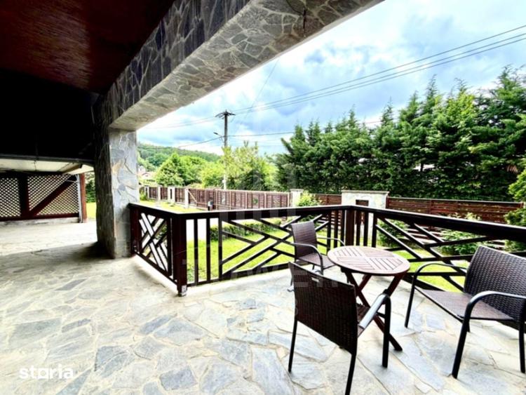 Casă cu 9 camere cu Teren 1300 Mp în Central