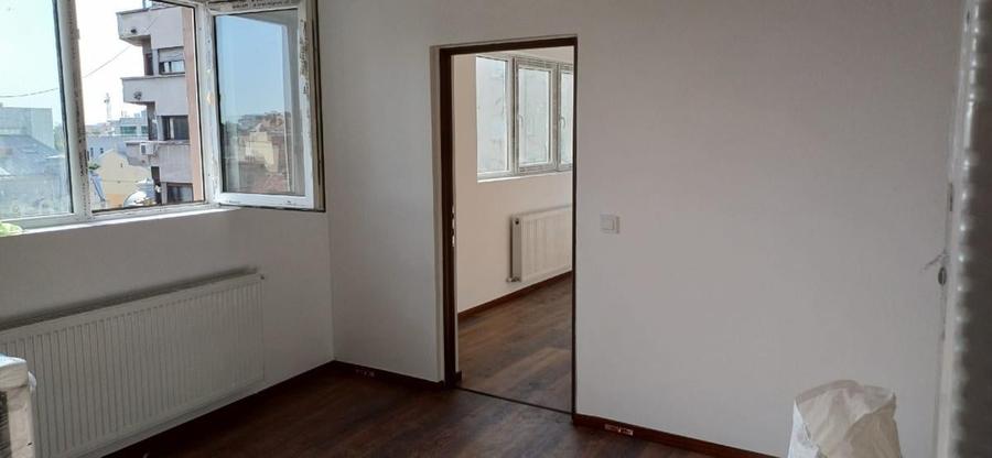 Apartament cu 3 camere semidecomandat în P-ța Romană