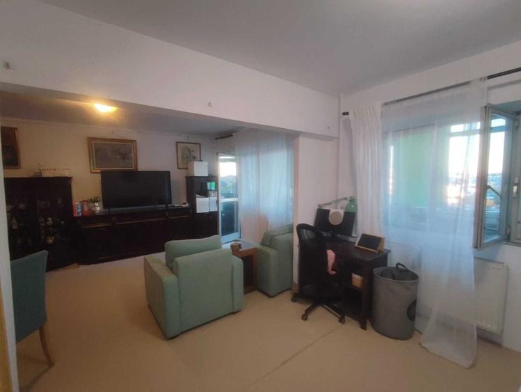 Apartament cu 3 camere semidecomandat în Titulescu