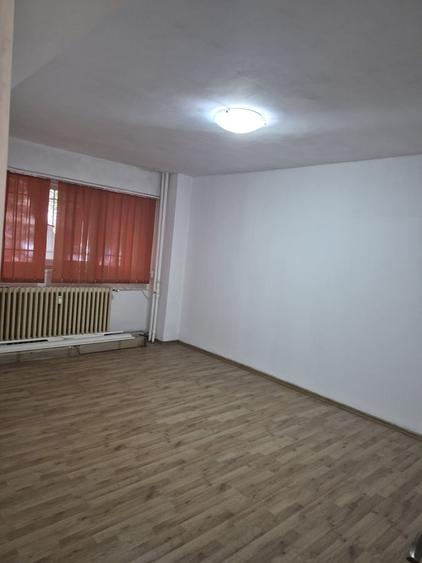 Apartament cu 3 camere decomandat în Mihai Bravu