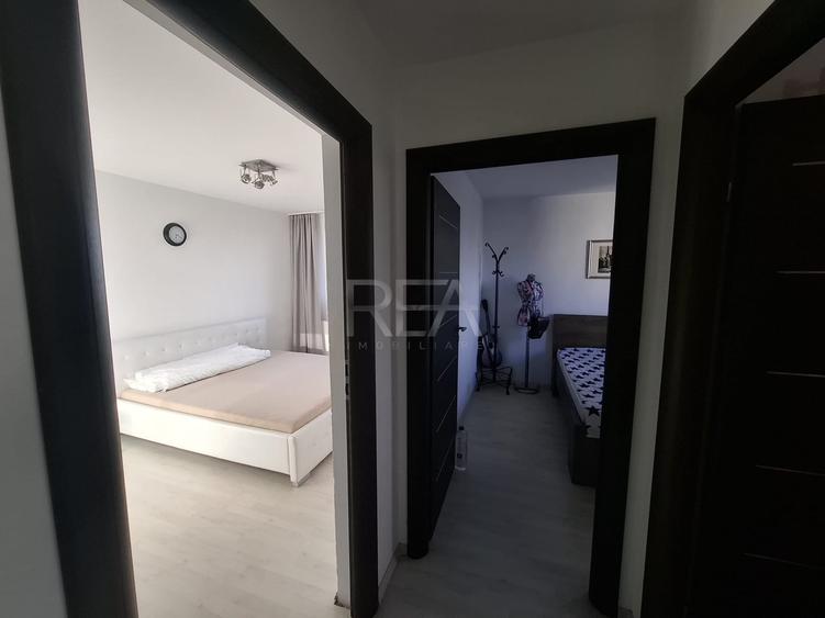 Apartament cu 3 camere semidecomandat, mobilat în Drumul Taberei