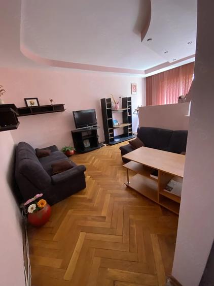 Apartament cu 3 camere decomandat în Torontalului