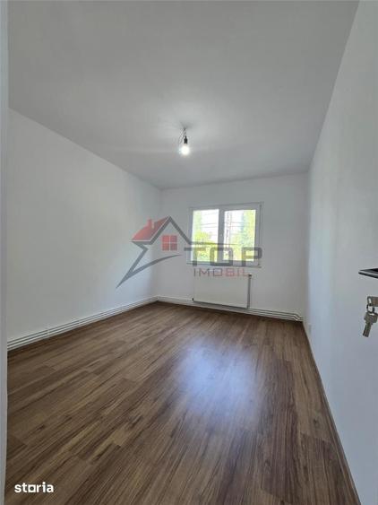 Apartament cu 4 camere decomandat în Dacia