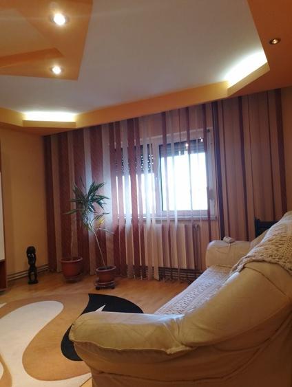 Apartament cu 2 camere decomandat în 1 Decembrie