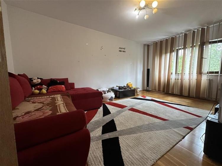Apartament cu 3 camere decomandat, mobilat în Aradului