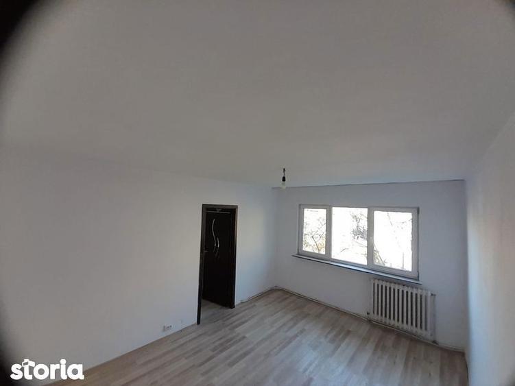 Apartament cu 3 camere nedecomandat în Mircea cel Bătrân