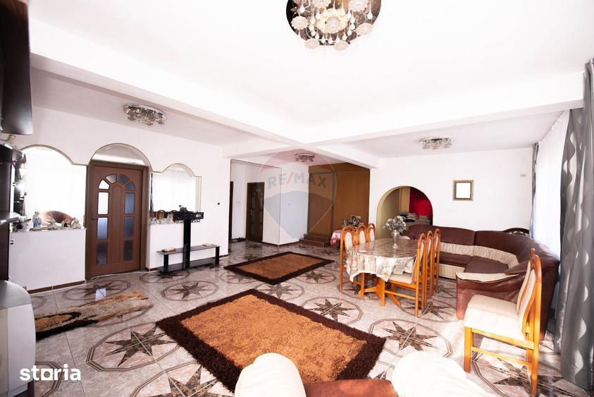 Casă cu 7 camere cu Teren 466 Mp în Central