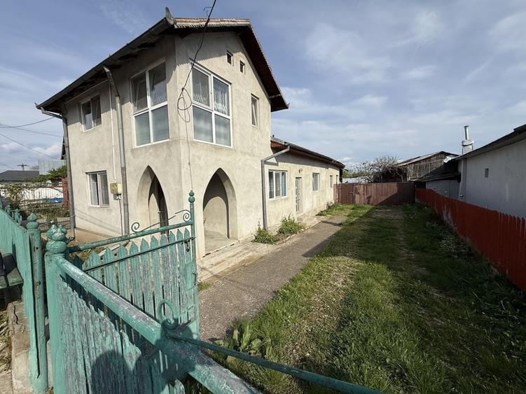 Casă cu 4 camere în Comișani
