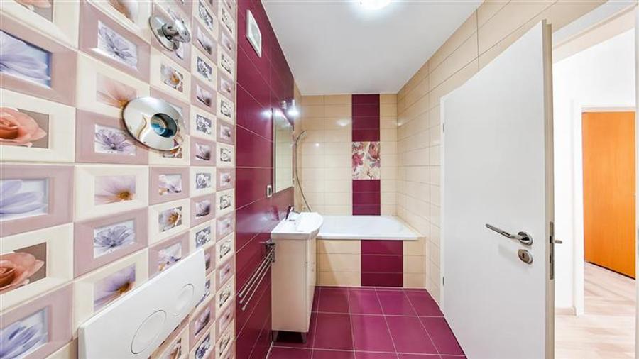 Apartament cu 3 camere decomandat, mobilat în Tractorul